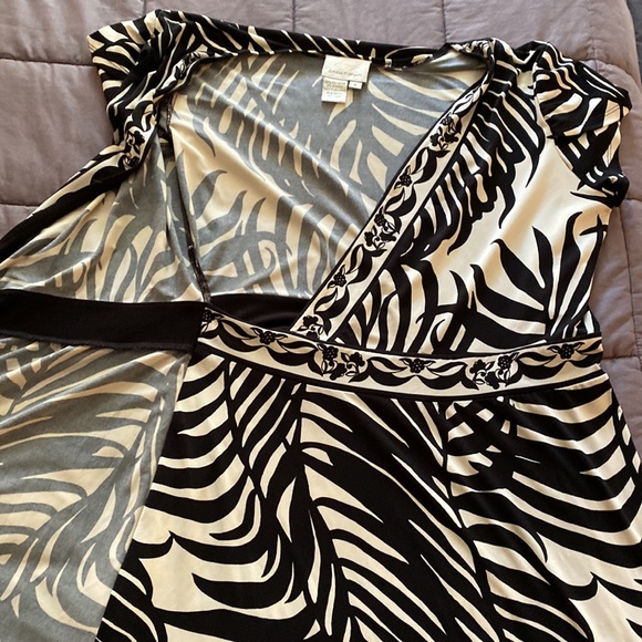 Donna Morgan wrap dress, black and cream palm pattern - size 8 - Picture 6 of 7